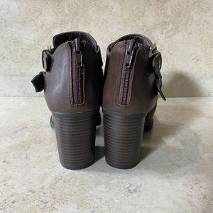 Selling shoes, Size 7, worn couple of times, color brown,